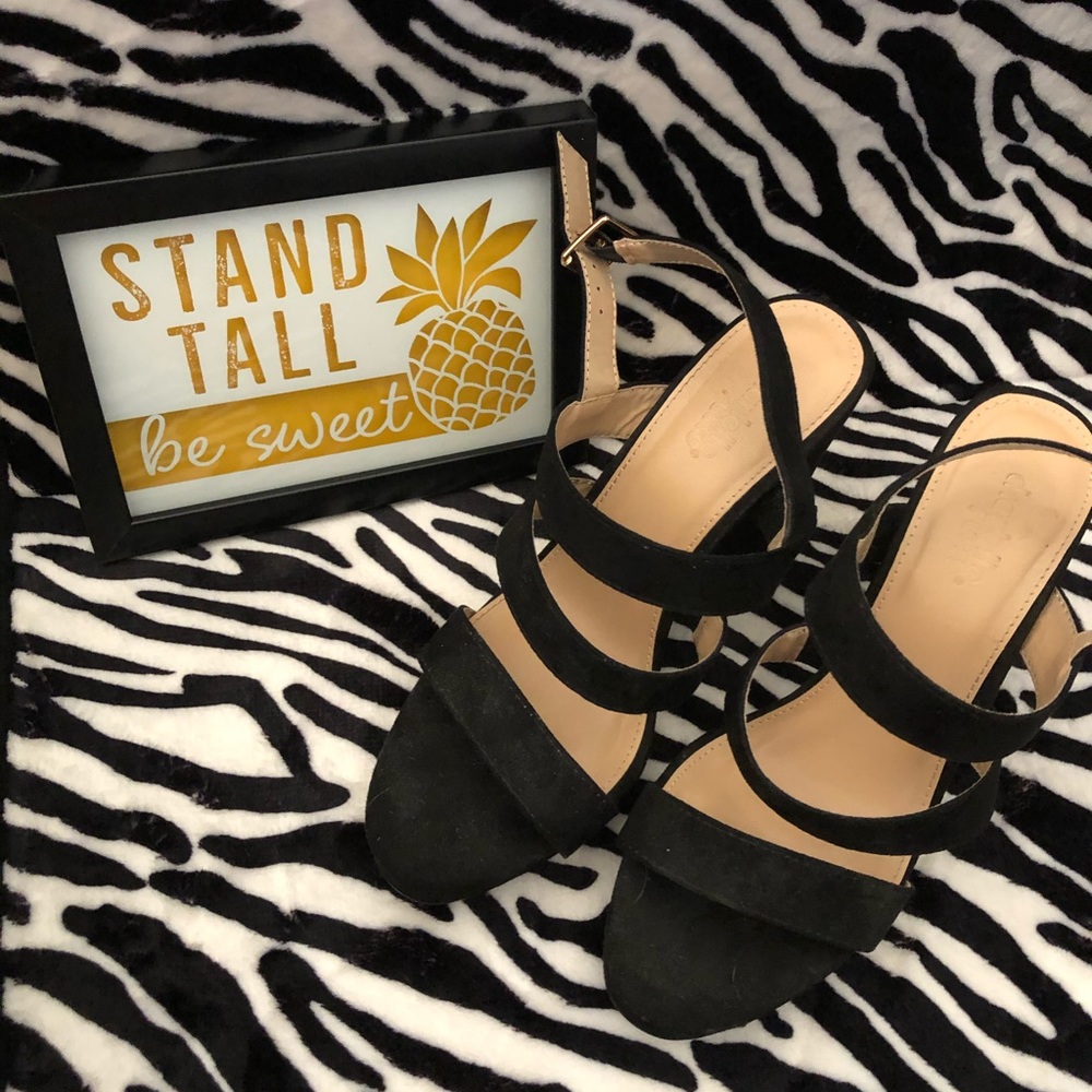 NWOT cr black sandal heels!